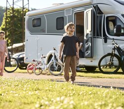 Binau, Odenwald, Baden-Württemberg, Deutschland
Familie mit Fahrrädern und Wohnmobil auf dem Campingplatz. 
Fortuna Camping, Binau, Odenwald, Baden-Württemberg, Deutschland | © Stefan Leitner
