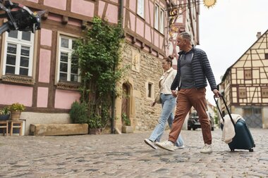 Pärchen das gerade anreist für einen Hotelaufenthalt im Gästehaus Sonne, Bad Wimpfen | © Stefan Leitner