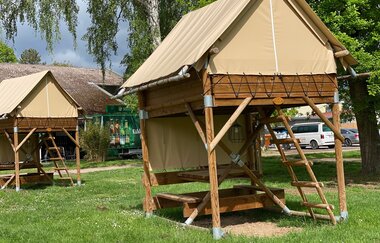 Verschiedene Unterkunftsmöglichkeiten im Azur Camping Wertheim. | © Azur Freizeit GmbH