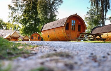 Die Holzfässer im Azur Camping Wertheim sind sehr beliebte Unterkünfte. | © Azur Freizeit GmbH