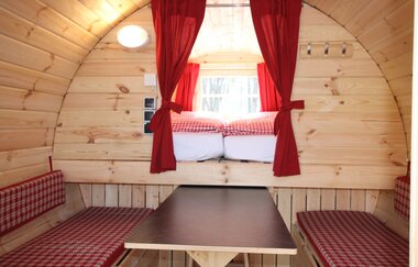 Holzfässer im Azur Camping Wertheim sind innen gemütlich ausgestattet. | © Azur Freizeit GmbH