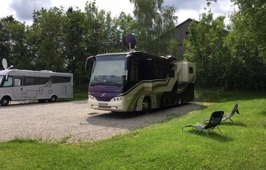 Stellplatz mit Wohnmobil und Liegewiese | © Touristikgemeinschaft Hohenlohe e. V. | Wohnmobilstellplatz HEICamp