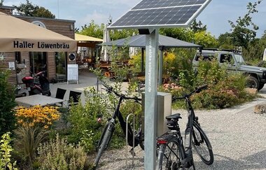 E-Bikes laden an der Akkustation | © Touristikgemeinschaft Hohenlohe e. V. |  Wohnmobilstellplatz HEICamp