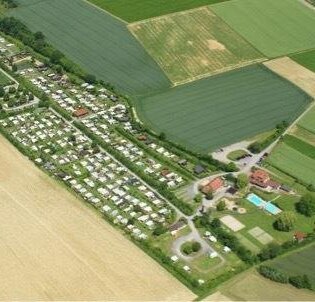 Luftaufnahme eines Campingplatzes inmitten von Wiesen und Feldern | © Camping Hilsbachtal