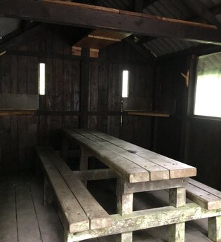 Hütte mit Sitzgelegenheit am Trekking-Camp bei Limbach | © Touristikgemeinschaft Odenwald e.V.