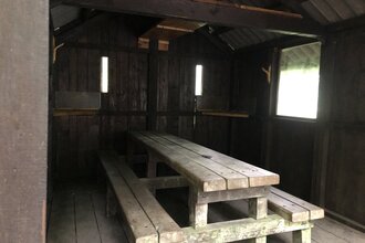 Hütte mit Sitzgelegenheit am Trekking-Camp bei Limbach | © Touristikgemeinschaft Odenwald e.V.