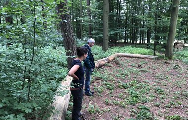 2 Personen stehen am Trekking-Camp bei Limbach | © Touristikgemeinschaft Odenwald e.V.