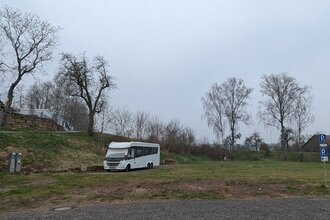 Es ist ein weißes Wohnmobil zu sehen. Dieses steht auf einem Platz im grünen. Im Hintergrund sind Bäume zu sehen. Der Platz ist in der Stadt Ravenstein im Odenwald | © Stadt Ravenstein
