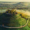 Drohnenaufnahme der Burgruine Weibertreu im Morgennebel. Aussicht über Weinsberger Tal mit dem Naturpark Schwäbisch-Fränkischer Wald im Hintergrund. | © Touristikgemeinschaft HeilbronnerLand