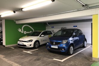 Zwei PKW an Elektroladesäulen im Parkhaus Grabengasse | © Stadtwerke Sinsheim