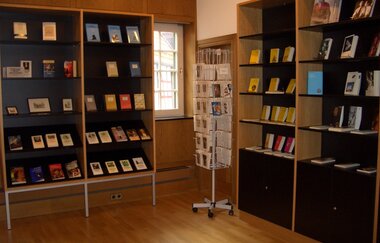 Große Auswahl an Büchern im Museumsshop