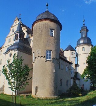 Blick auf das mit vielen Türmen gebaute Schloss Waldmannshofen in Creglingen. In diesem Gebäude ist das Feuerwehrmuseum untergebracht. | © Tourist-Information Creglingen