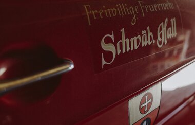 Nahaufnahme eines roten Feuerwehrfahrzeugs mit der Aufschrift 'Freiwillige Feuerwehr Schwäbisch Hall'. | © Nico Kurth