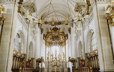 Innenansicht der Kirche Großcomburg in Schwäbisch Hall mit reich verziertem Altar und goldenen Dekorationen. | © Nico Kurth