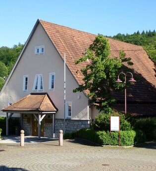 Das Museum ist in einem alten Gebäude mit heruntergezogenem Dach untergebracht | © Touristikgemeinschaft Hohenlohe e. V. | Stadt Forchtenberg