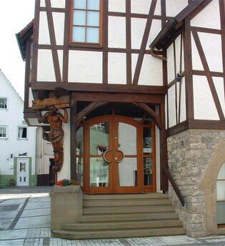 Eingangstür und Außenansicht des Fachwerkhauses der Hirschwirtscheuer | © Touristikgemeinschaft Hohenlohe e.V. | Marion Schlund