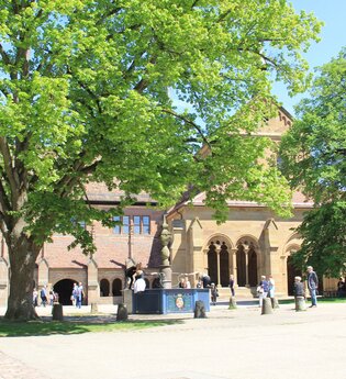 Westfassade mit Brunnen | © Stadt Maulbronn