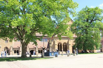 Westfassade mit Brunnen | © Stadt Maulbronn