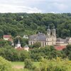 Die Klosteranlage mit Wiesen und Wald | © Touristikgemeinschaft Hohenlohe e. V. | Marion Schlund