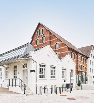 Außenansicht vom Museum Kocherwerk in Forchtenberg-Ernsbach mit Terasse | © Touristikgemeinschaft Hohenlohe e. V.  | Kocherwerk Haus der Verbindungstechnik