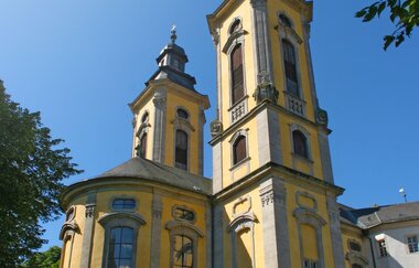 Die Schlosskirche von der Rückseite. Die beiden Kirchtürme ragen in die Luft | © Stadt Bad Mergentheim