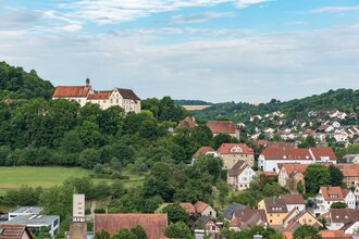 Blick auf das Schloss Haltenbergstetten und die Stadt Niederstetten. | © Stadt Niederstetten