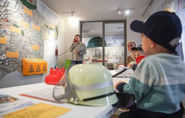 Kinder am interaktiven Stadtplan der Blaulichtausstellung | © Stadtmuseum Neckarsulm