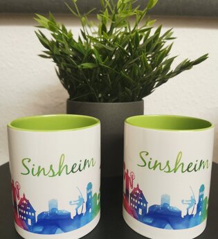 Zwei Tassen mit Sinsheim-Skyline und grünem Schriftzug | © Tourist-Info Sinsheim