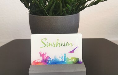 Magnet mit Sinsheim-Skyline und grünem Schriftzug | © Stadt Sinsheim
