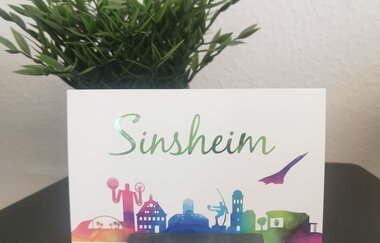 Postkarte  mit Sinsheim-Skyline und grünem Schriftzug | © Stadt Sinsheim