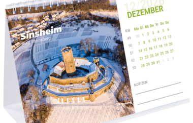 Kleiner Tischkalender im Monat Dezember mit Motiv der Burg Steinsberg | © Stadt Sinsheim
