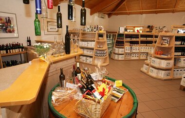 Blick in die Vinothek, verschiedene Regale mit Weinflaschen sowie Weinpräsente. | © Winzer von Baden