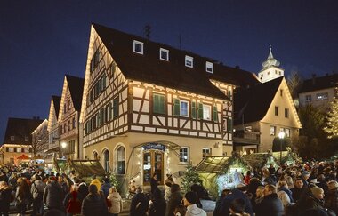 Blick auf den festlich geschmückten Forchtenberger Weihnachtsmarkt in der Altstadt mit Ständen und Besuchern | © Tourimia Tourismus GmbH